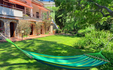 Casa Delle Chicche - Imperia: Toevlucht, Zwembad, Tuin, Vrije Tijd, Eco Hotel, Buitenmeubels, Schaduw, Hacienda, Backyard, Landscaping