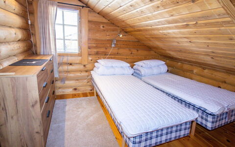 Villa Tsahkal: Hout, Verdieping, Flooring, Meubilair, Interieur Ontwerp, Plafond, Beits, Bed, Hardwood, Slaapkamer