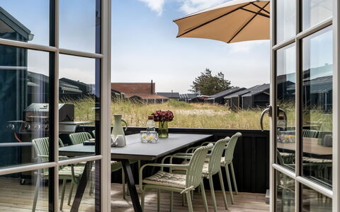 Tessa - 500M from the Sea: Dak, Huis, Huis, Verblijf, Deur, Siding, Dek, Veranda, Plank, Hardwood