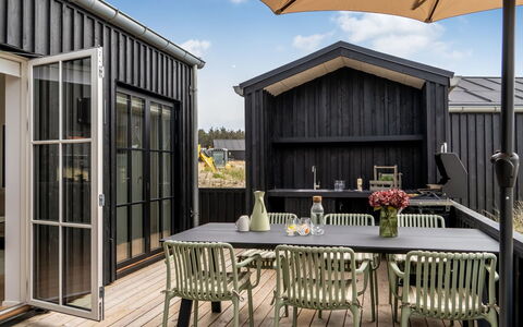 Tessa - 500M from the Sea: Dak, Huis, Huis, Verblijf, Deur, Siding, Dek, Veranda, Plank, Hardwood