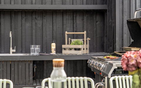 Tessa - 500M from the Sea: Dak, Huis, Huis, Verblijf, Deur, Siding, Dek, Veranda, Plank, Hardwood