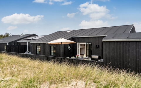 Tessa - 500M from the Sea: Dak, Huis, Huis, Verblijf, Deur, Siding, Dek, Veranda, Plank, Hardwood
