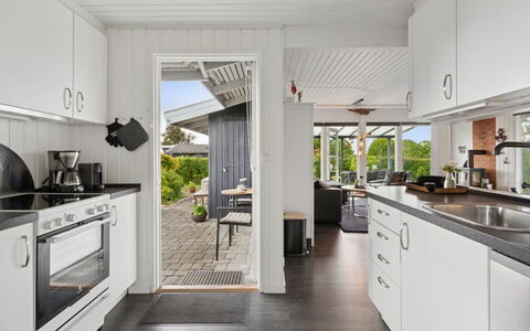 Eweline - 400M from the Sea: Keuken, Hout, Countertop, Plafond, Interieur Ontwerp, Toestel Van De Keuken, Flooring, Meubilair, Huishoudapparatuur, Huis