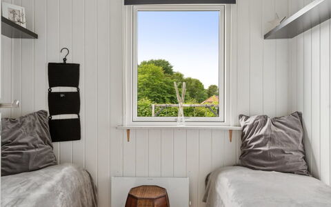 Eweline - 400M from the Sea: Hout, Interieur Ontwerp, Verdieping, Flooring, Slaapkamer, Meubilair, Kamer, Bed, Plafond, Bedding