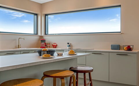 Stjerne - 300M to the Fjord: Interieur Ontwerp, Plafond, Verlichting, Countertop, Flooring, Keuken, Meubilair, Huis, Kamer, Lichte Inrichting
