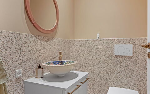 Stjerne - 300M to the Fjord: Loodgieterswerkinrichting, Flooring, Verdieping, Badkamer, Loodgieter, Interieur Ontwerp, Wastafel, Kraan, Ceramic, Wastafel In De Badkamer