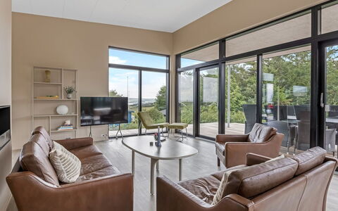 Stjerne - 300M to the Fjord: Meubilair, Interieur Ontwerp, Flooring, Verdieping, Plafond, Hout, Kamer, Bankstel, Stoel, Woonkamer