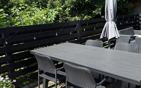 Aamunde - 600M from the Sea: Meubilair, Buitenmeubels, Tafel, Buitentafel, Stoel, Schaduw, Tuin, Patio, Hardwood, Backyard