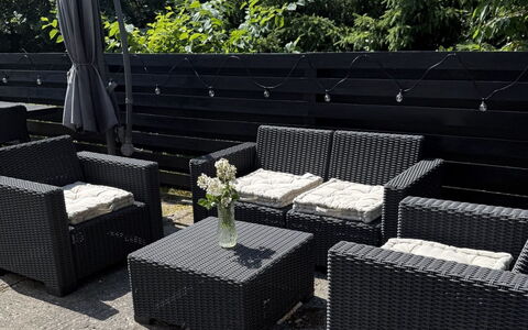 Aamunde - 600M from the Sea: Meubilair, Buitenmeubels, Bloempot, Wicker, Kamerplant, Tuin, Stoel, Buitentafel, Hardwood
