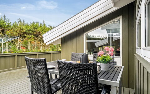 Windelgard - from the Sea: Hout, Flooring, Architectuur, Huis, Meubilair, Verdieping, Deur, Stoel, Veranda, Hardwood
