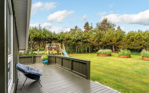 Windelgard - from the Sea: Tuin, Houten Vloer, Dek, Plank, Hardwood, Backyard, Beits, Gazon, Schaduw, Landscaping