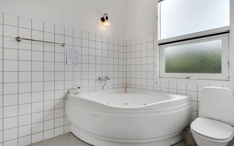 Windelgard - from the Sea: Badkamer, Loodgieterswerkinrichting, Interieur Ontwerp, Flooring, Bad, Verdieping, Loodgieter, Plafond, Kraan, Samengesteld Materiaal