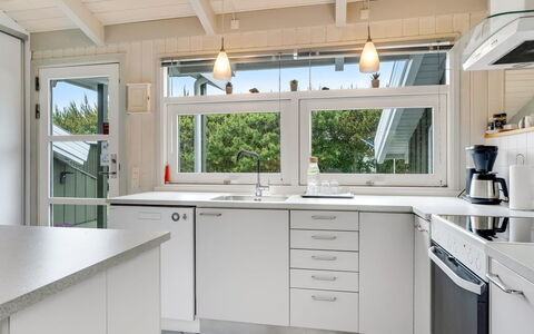 Windelgard - from the Sea: Keuken, Countertop, Interieur Ontwerp, Toestel Van De Keuken, Flooring, Cabinetry, Hout, Major Appliance, Wastafel, Gootsteen