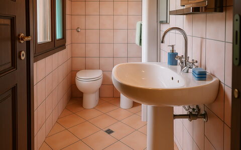 Casa Carletto, Abruzzo: Wastafel In De Badkamer, Badkamer, Loodgieterswerkinrichting, Wastafel, Wc Bril, Toilet, Kraan, Interieur Ontwerp, Loodgieter, Flooring