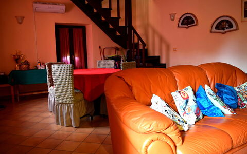 Casa Carletto, Abruzzo: Meubilair, Interieur Ontwerp, Flooring, Verdieping, Kamer, Oranje, Verlichting, Woonkamer, Bankstel, Plafond