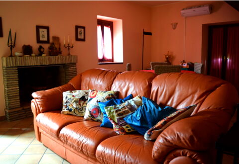 Casa Carletto, Abruzzo: Meubilair, Bankstel, Interieur Ontwerp, Flooring, Woonkamer, Verdieping, Hout, Kamer, Textiel