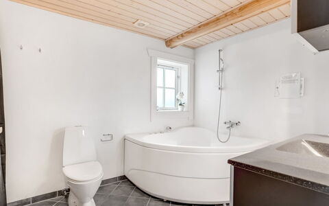 Edzard - 900M from the Sea: Loodgieterswerkinrichting, Flooring, Verdieping, Badkamer, Interieur Ontwerp, Plafond, Loodgieter, Kraan, Bad, Samengesteld Materiaal