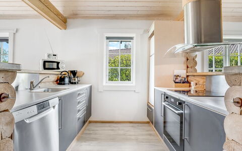 Edzard - 900M from the Sea: Flooring, Keuken, Countertop, Hout, Interieur Ontwerp, Verdieping, Meubilair, Toestel Van De Keuken, Plafond, Huis