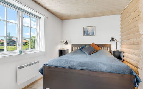 Edzard - 900M from the Sea: Meubilair, Slaapkamer, Interieur Ontwerp, Bed, Hout, Plafond, Flooring, Verdieping, Kamer, Laken