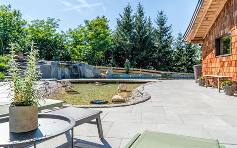 Oase im Grünen: Tuin, Flagstone, Buitenmeubels, Landscaping, Schaduw, Beton, Stoel, Backyard, Werf, Ontwerp
