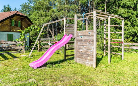 Oase im Grünen: Hout, Speeltoestel, Tuin, Hek, Speelplaats, Landscaping, Werf, Backyard, Leuning, Park