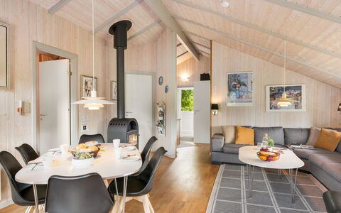 Kuisma - 11Km from the Sea: Hout, Interieur Ontwerp, Plafond, Huis, Woonkamer, Kamer, Verblijf, Lichte Inrichting, Hardwood