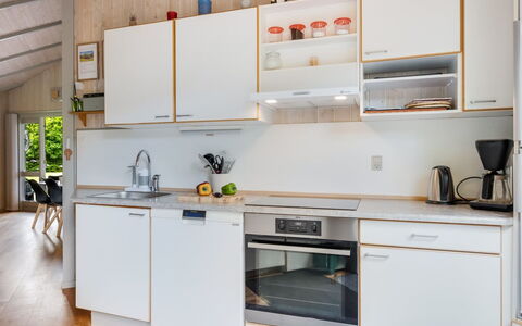 Kuisma - 11Km from the Sea: Keuken, Toestel Van De Keuken, Countertop, Interieur Ontwerp, Meubilair, Major Appliance, Flooring, Hout, Cabinetry, Huishoudapparatuur