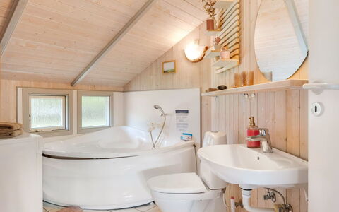 Kuisma - 11Km from the Sea: Loodgieterswerkinrichting, Interieur Ontwerp, Hout, Flooring, Plafond, Verdieping, Badkamer, Bad, Loodgieter, Kamer