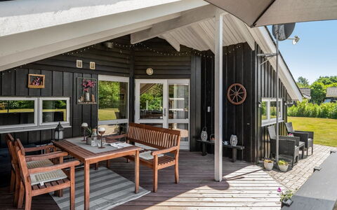 Kuisma - 11Km from the Sea: Hout, Veranda, Dak, Huis, Huis, Verblijf, Siding, Deur, Schaduw, Dek