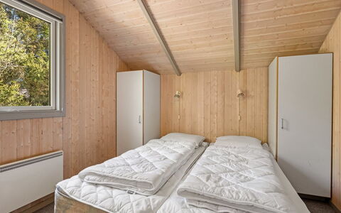 Kuisma - 11Km from the Sea: Hout, Huis, Slaapkamer, Plafond, Hardwood, Beits, Bed, Plank, Bedding, Blokhut