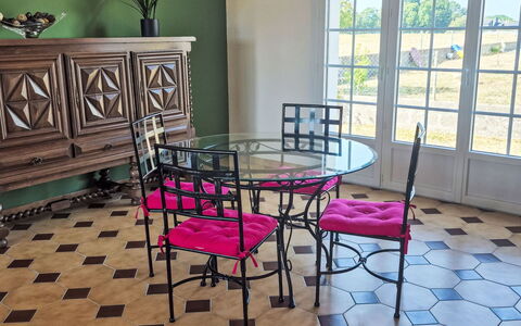Villa Colette: Meubilair, Buitenmeubels, Stoel, Tafel, Buitentafel, Patio, Tuin, Keuken En Eettafel, Schaduw, Koffietafel