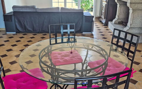 Villa Colette: Meubilair, Buitenmeubels, Stoel, Tafel, Buitentafel, Patio, Tuin, Keuken En Eettafel, Schaduw, Koffietafel