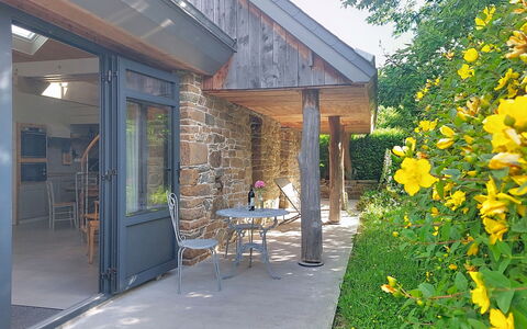 Le Préau: Hout, Deur, Verblijf, Huis, Schaduw, Garden Gebouwen, Tuin, Bloempot, Siding, Home Deur