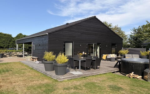 Harri - 400M from the Sea: Meubilair, Interieur Ontwerp, Flooring, Plafond, Verdieping, Stoel, Kamer, Verlichting, Tafel, Keuken En Eettafel