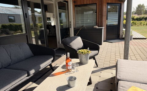 Harri - 400M from the Sea: Meubilair, Interieur Ontwerp, Flooring, Plafond, Verdieping, Stoel, Kamer, Verlichting, Tafel, Keuken En Eettafel