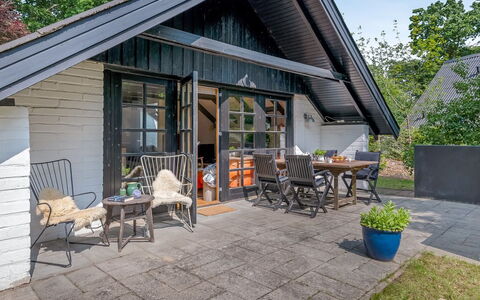 Armgard - 600M from the Sea: Dak, Huis, Deur, Verblijf, Schaduw, Siding, Werf, Landgoed, Backyard