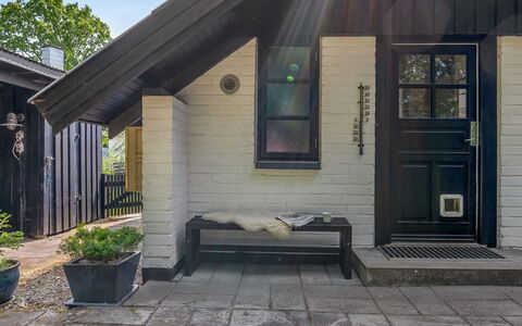 Armgard - 600M from the Sea: Dak, Huis, Deur, Verblijf, Schaduw, Siding, Werf, Landgoed, Backyard