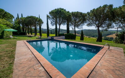 Passignano: Blauw, Zwembad, Landscaping, Tuin, Waterpartij, Schaduw, Backyard, Hacienda, Eco Hotel