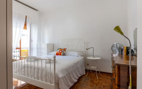 Casa Ballerini: Bed, Meubilair, Bedding, Slaapkamer, Interieur Ontwerp, Flooring, Laken, Verdieping, Muur, Hout