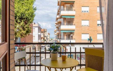 Casa Ballerini: Appartement, Balkon, Stedelijk Ontwerp, Condominium, Gemengd Gebruik, Veranda, Stoel, Leuning, Beits, Kamerplant