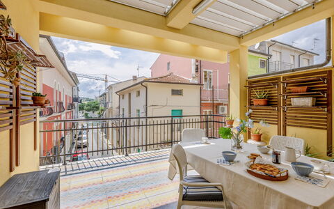 Casa Ballerini: Deur, Balkon, Appartement, Bloempot, Kamerplant, Veranda, Stoel, Verf, Beits, Leuning