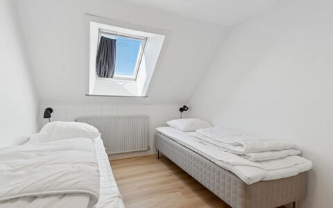 Agny - 2.2Km from the Sea: Slaapkamer, Bed, Hout, Verdieping, Bedding, Laken, Flooring, Interieur Ontwerp, Linens, Bed Frame