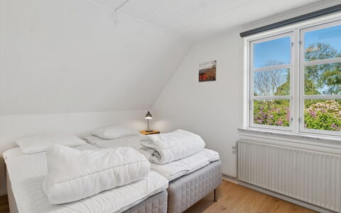 Agny - 2.2Km from the Sea: Hout, Huis, Huis, Slaapkamer, Bed, Bedding, Bed Frame, Verblijf, Schuifraam, Laken