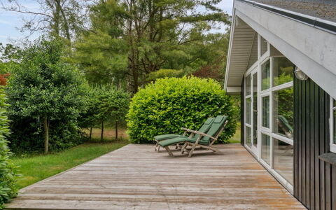 Tekla - from the Sea: Hout, Struik, Huis, Tuin, Siding, Groundcover, Verblijf, Plank, Hardwood