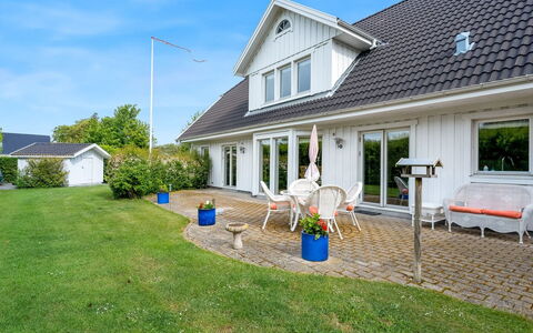 Brimi - 300M from the Sea: Huis, Huis, Dak, Woongebied, Verblijf, Landgoed, Boerderij, Gazon, Landscaping, Siding