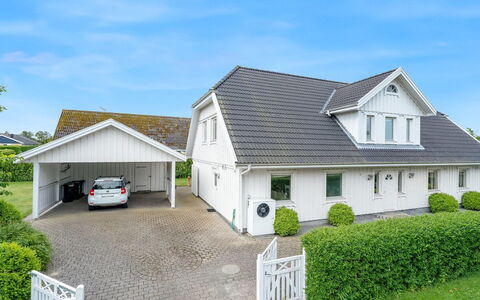 Brimi - 300M from the Sea: Huis, Huis, Dak, Woongebied, Verblijf, Landgoed, Boerderij, Gazon, Landscaping, Siding