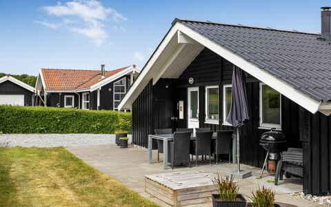 Fraja - 300M from the Sea: Huis, Huis, Dak, Woongebied, Verblijf, Landgoed, Boerderij, Gazon, Landscaping, Siding