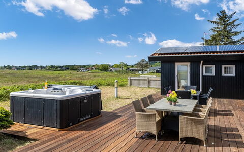 Xaverius - 30M from the Sea: Dak, Huis, Huis, Verblijf, Deur, Siding, Dek, Veranda, Plank, Hardwood