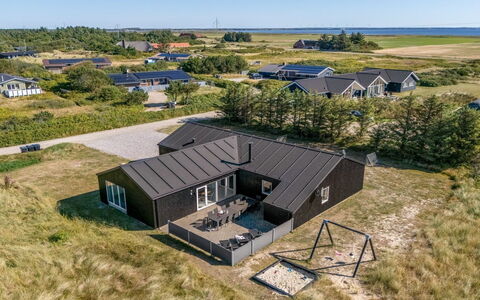 Agnes - 900M from the Sea: Meubilair, Buitenmeubels, Tableware, Tafel, Drinkware, Stoel, Buitentafel, Voedsel, Fles