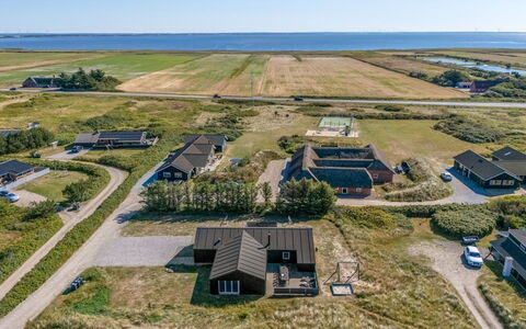 Agnes - 900M from the Sea: Meubilair, Buitenmeubels, Tableware, Tafel, Drinkware, Stoel, Buitentafel, Voedsel, Fles